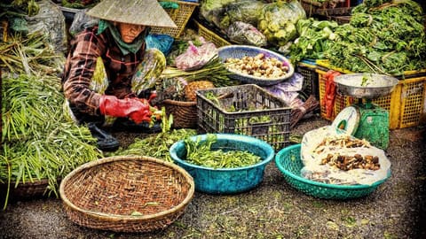Sạp rau củ bày bán ven đường ở chợ quê
