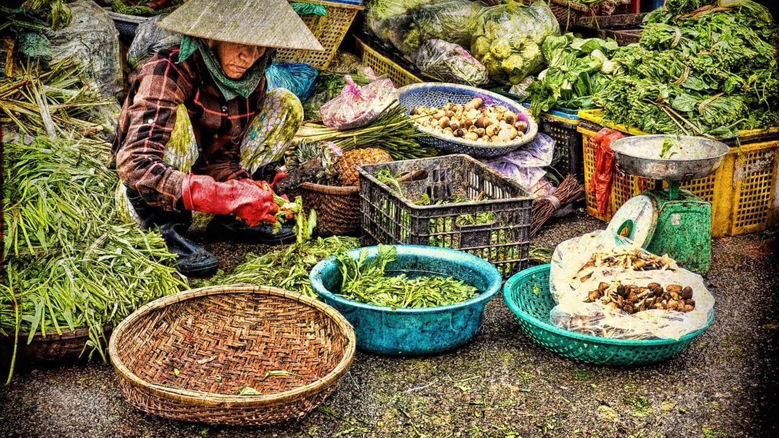 Sạp rau củ bày bán ven đường ở chợ quê