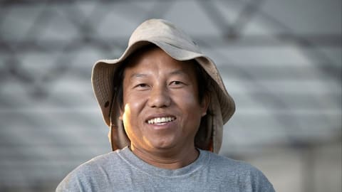 Chân dung nông dân đội mũ trên đồng