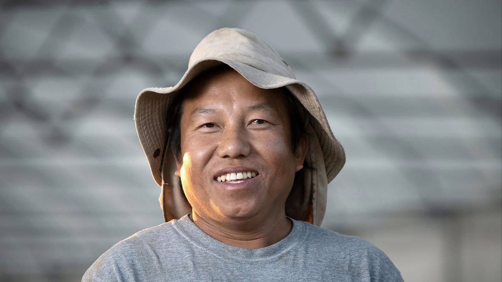 Chân dung nông dân đội mũ trên đồng