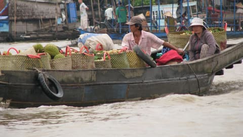 Ghe chở sầu riêng trên sông miền Tây