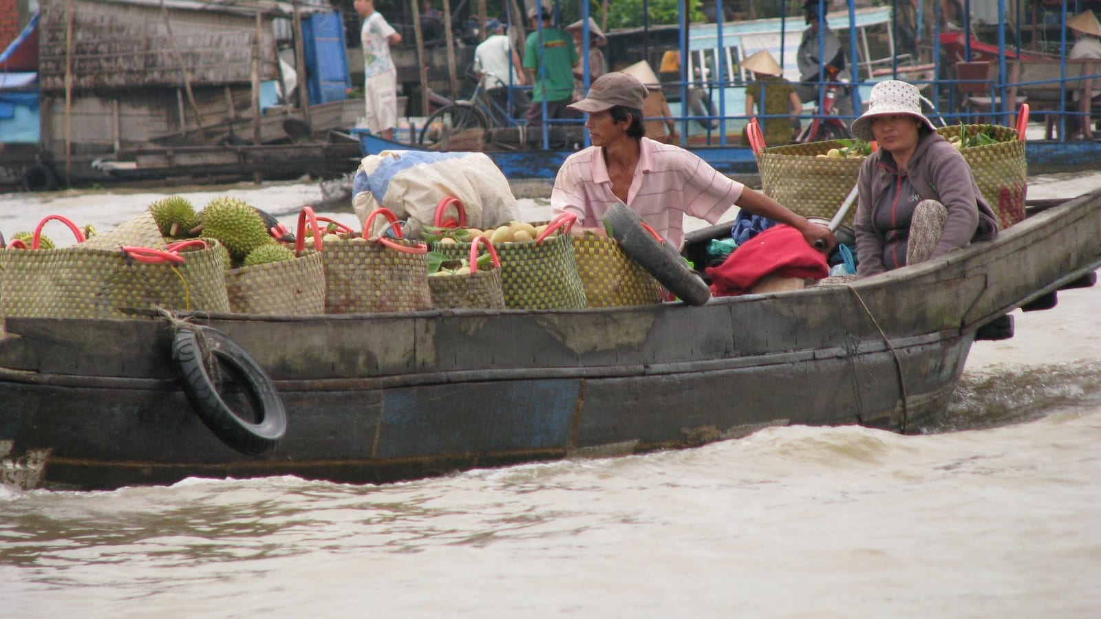 Ghe chở sầu riêng trên sông miền Tây
