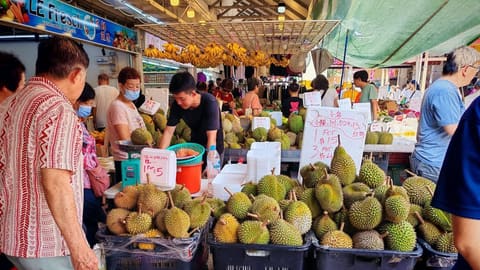 Sạp sầu riêng bày bán tại chợ