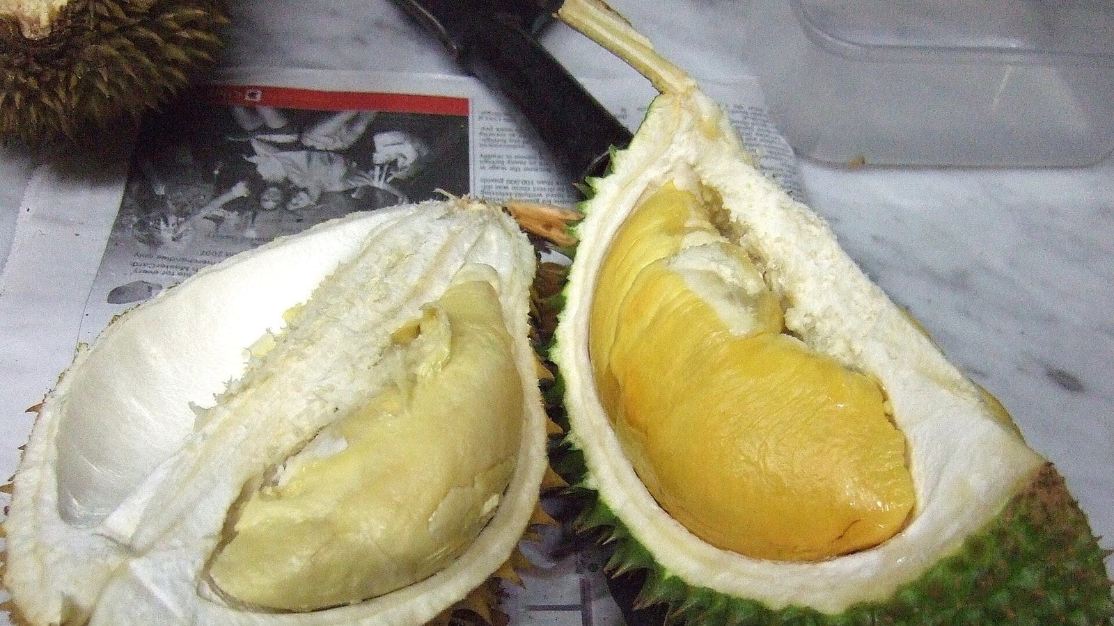 Sầu riêng bổ đôi lộ múi vàng
