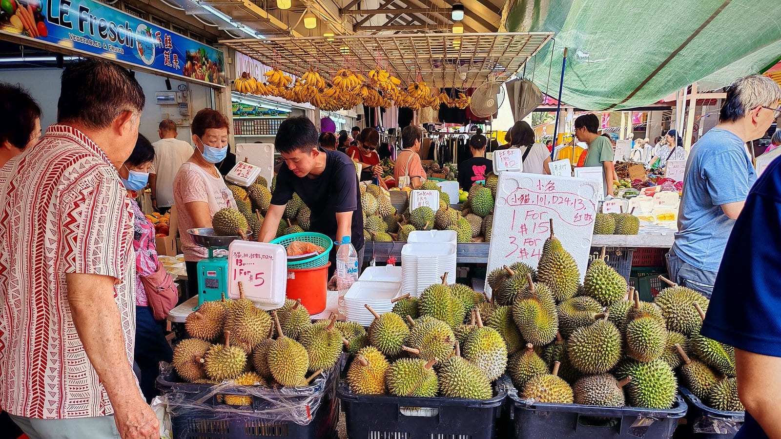 Sầu riêng chất đầy sọt tại chợ