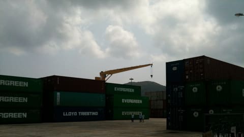 Bãi container chờ xuất khẩu tại cảng
