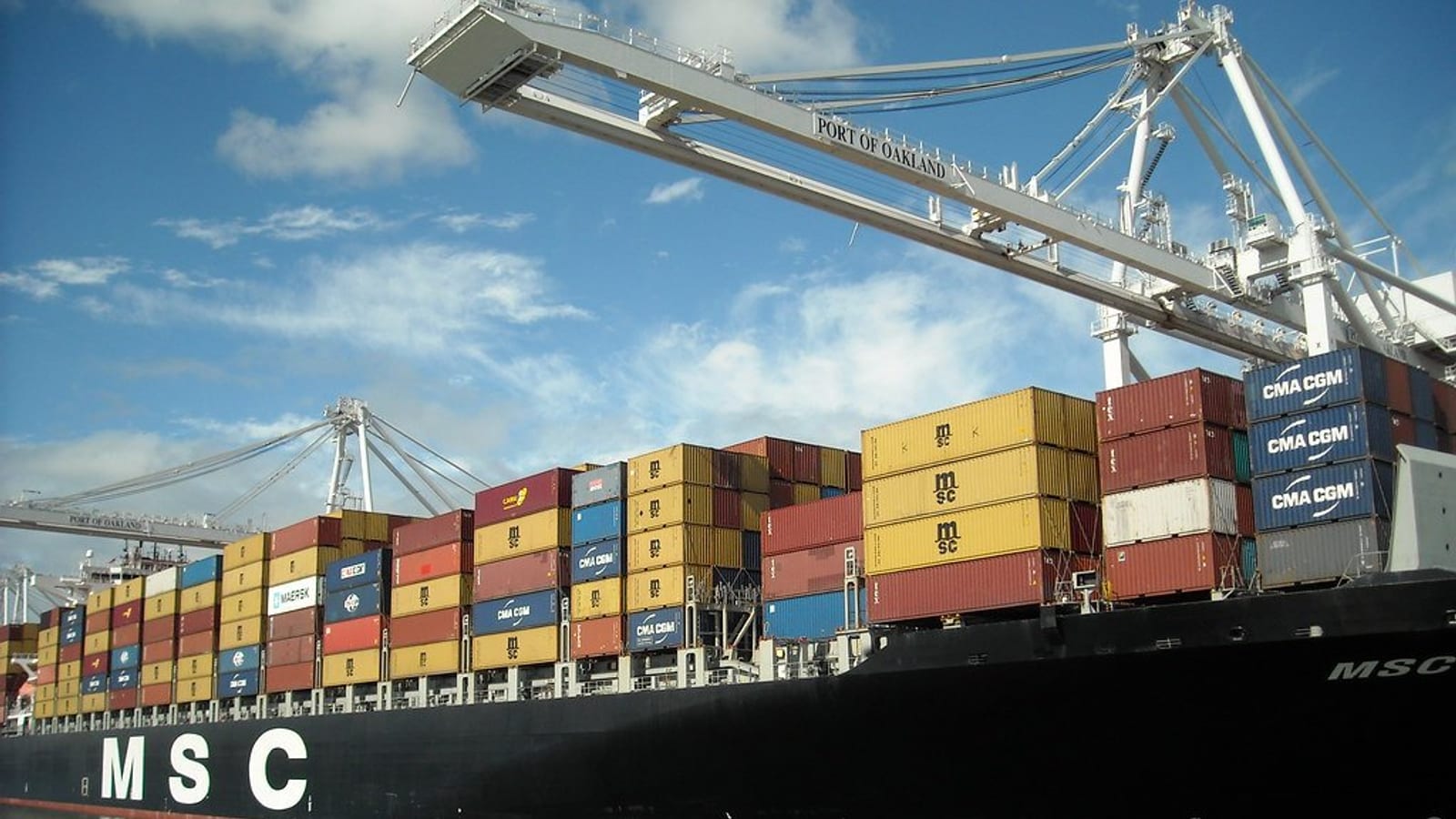 Cần cẩu bốc container lên tàu