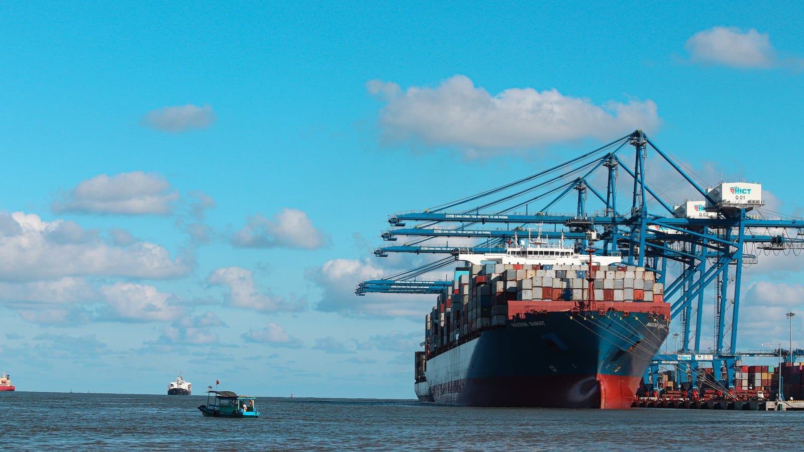 Tàu container cập cảng biển