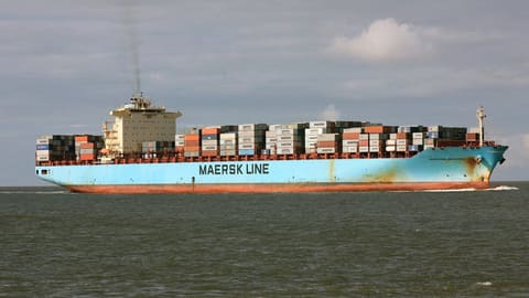 Tàu container chở hàng trên biển