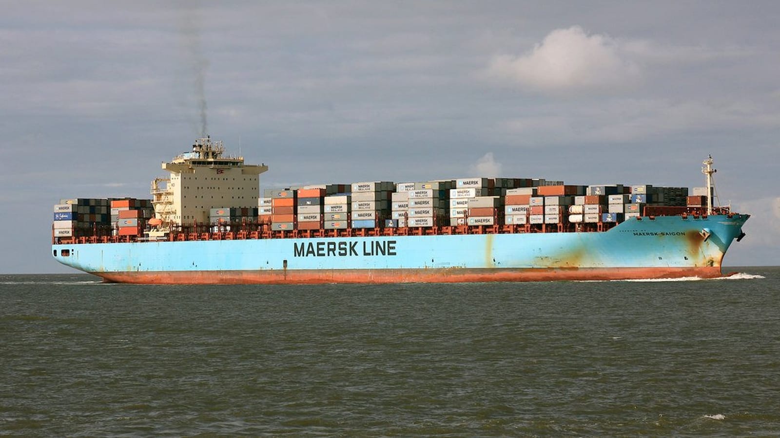 Tàu container chở hàng trên biển