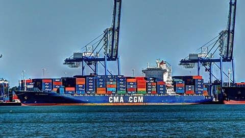 Tàu hàng làm hàng tại cảng container