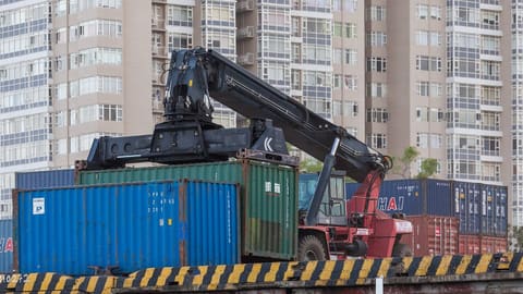 Xe nâng chuyển container tại bãi cảng